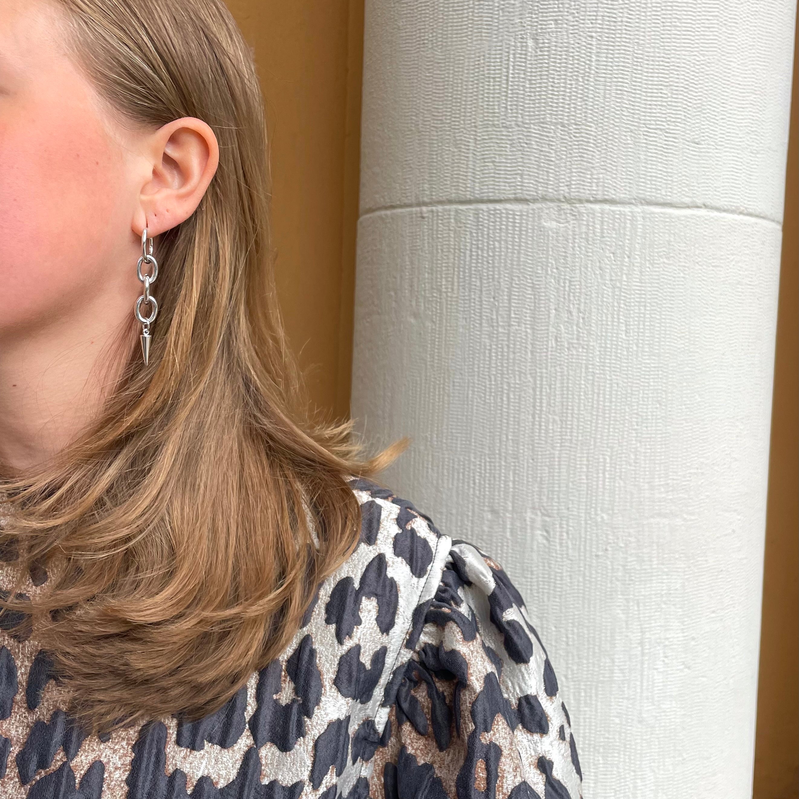 Alice earrings silver with drop chain and spike from side