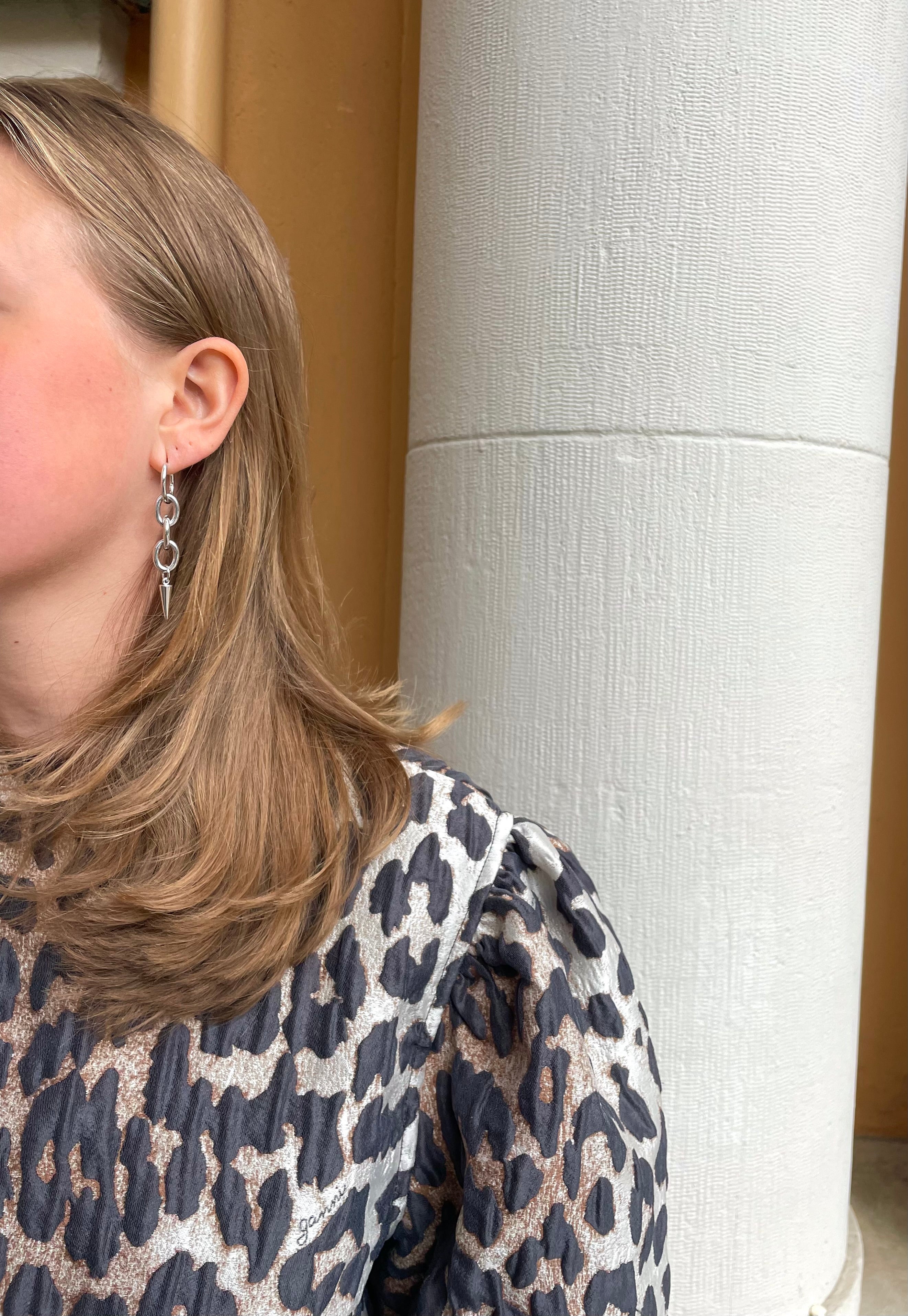 Alice earrings silver with drop chain and spike from side